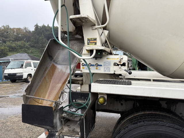 三菱ふそうスーパーグレートミキサー車（コンクリートミキサー）大型（10t）[写真15]