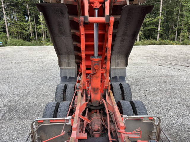 UDトラックスクオン深ダンプ（土砂禁ダンプ）大型（10t）[写真13]