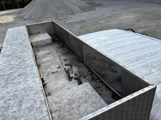 UDトラックスクオン深ダンプ（土砂禁ダンプ）大型（10t）[写真20]