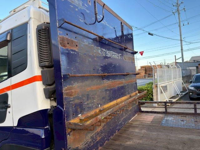 UDトラックスクオン平ボディ大型（10t）[写真11]