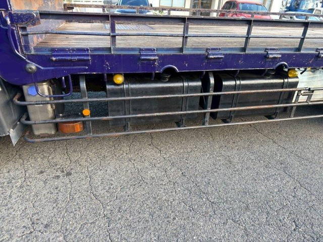 UDトラックスクオン平ボディ大型（10t）[写真12]