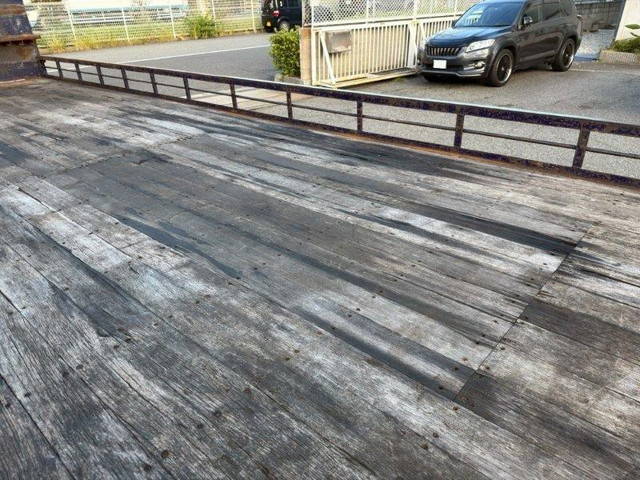 UDトラックスクオン平ボディ大型（10t）[写真13]