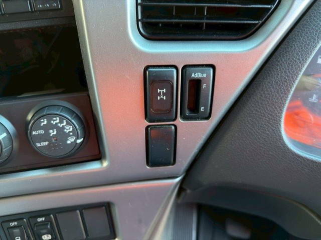 UDトラックスクオン平ボディ大型（10t）[写真26]