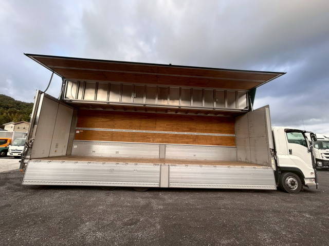 いすゞギガアルミウイング大型（10t）[写真11]