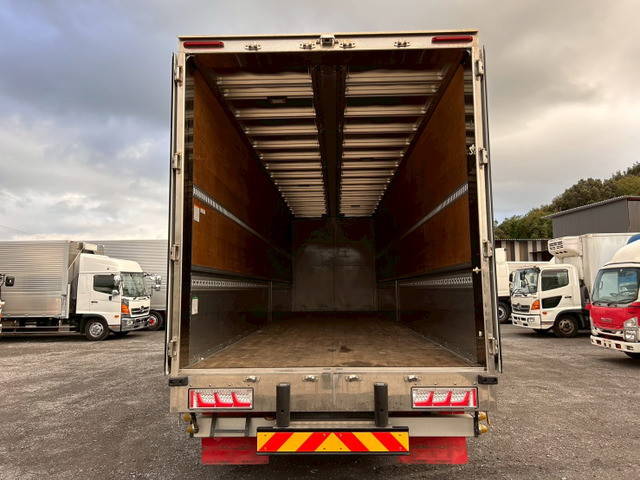 いすゞギガアルミウイング大型（10t）[写真12]