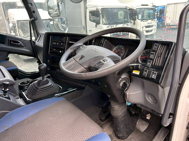 いすゞギガアルミウイング大型（10t）[写真18]