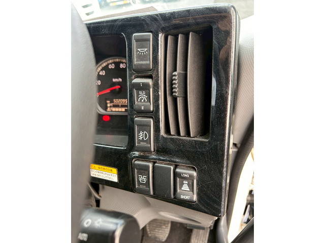 いすゞギガアルミウイング大型（10t）[写真26]