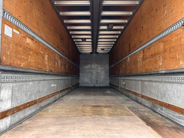 いすゞギガアルミウイング大型（10t）[写真12]