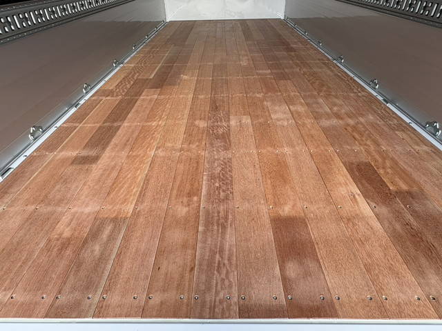 三菱ふそうキャンターアルミウイング小型（2t・3t）[写真12]