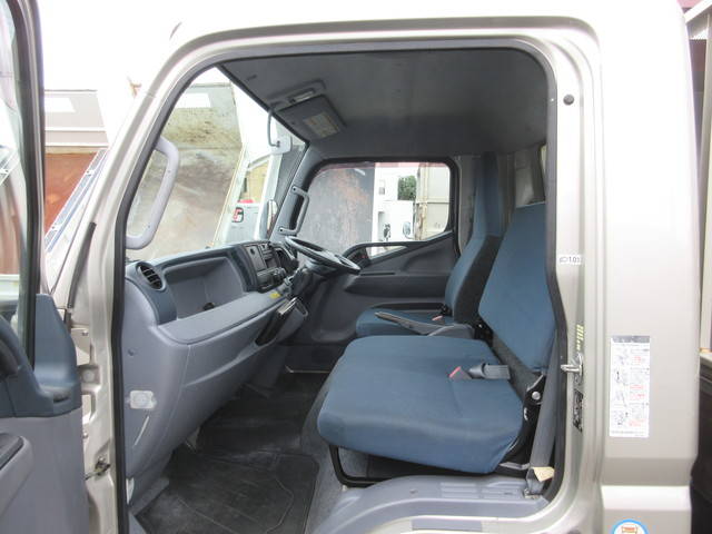 三菱ふそうキャンター平ボディ小型（2t・3t）[写真16]