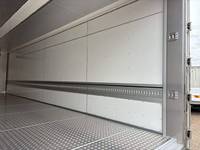 UDトラックスクオン冷蔵冷凍ウイング大型（10t）[写真11]