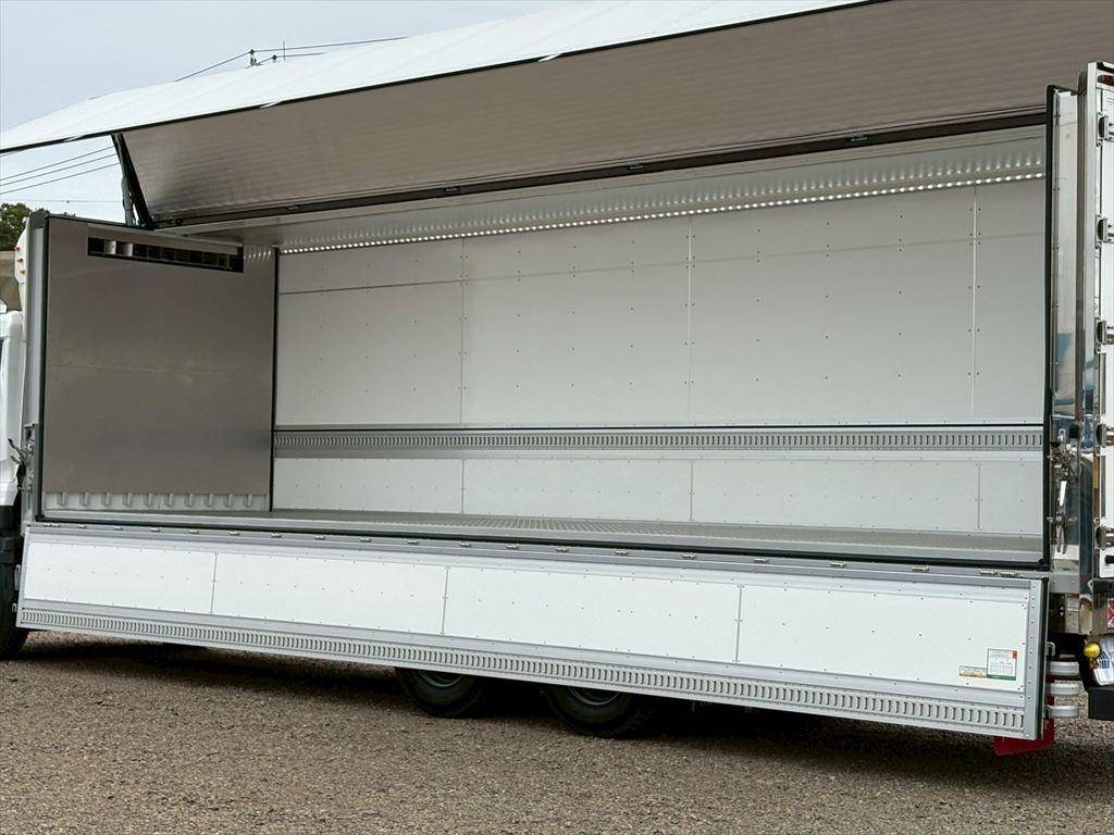 UDトラックスクオン冷蔵冷凍ウイング大型（10t）[写真12]