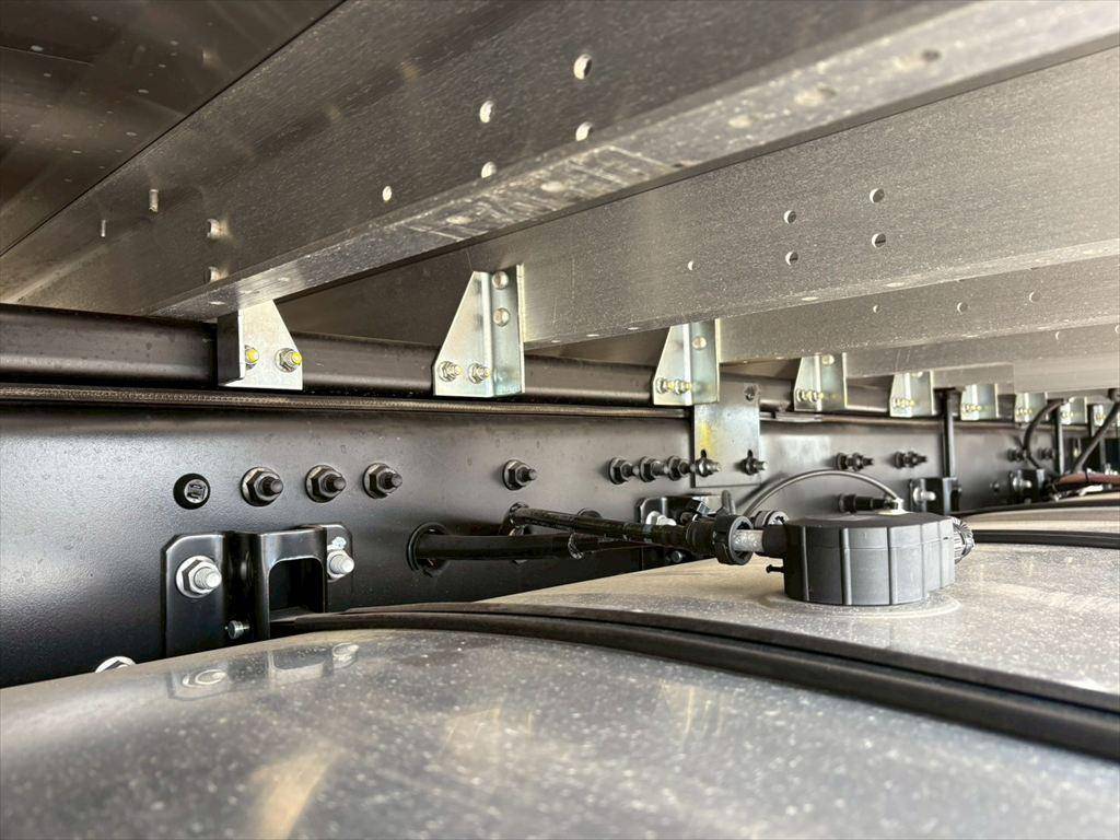 UDトラックスクオン冷蔵冷凍ウイング大型（10t）[写真16]