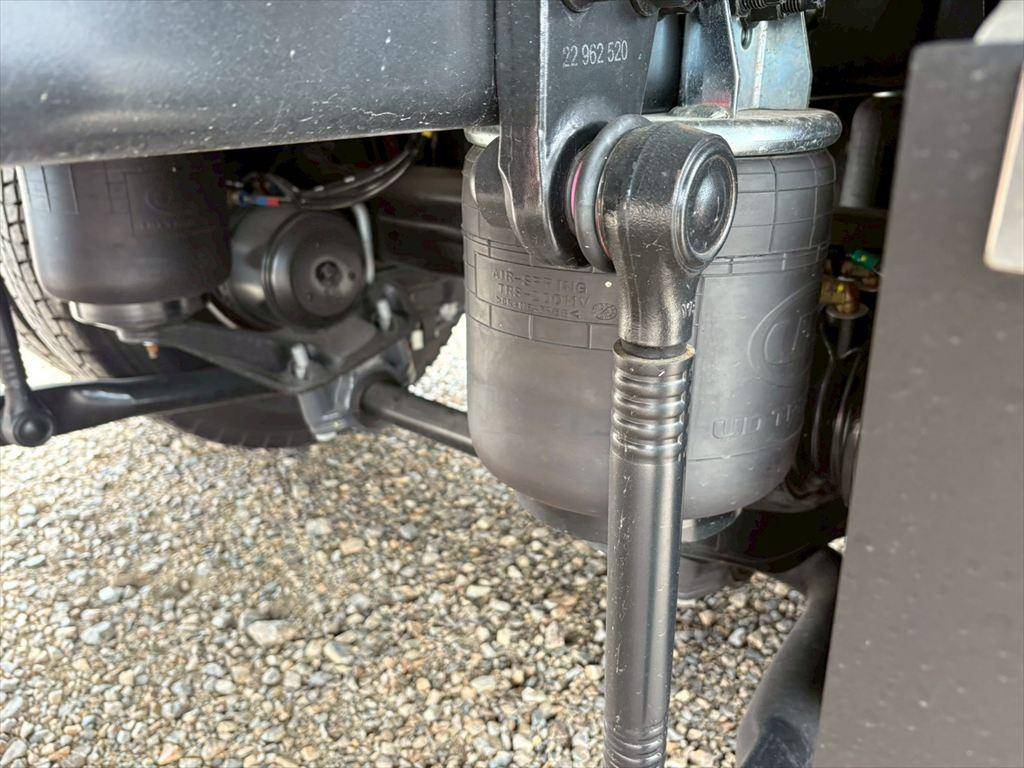 UDトラックスクオン冷蔵冷凍ウイング大型（10t）[写真18]