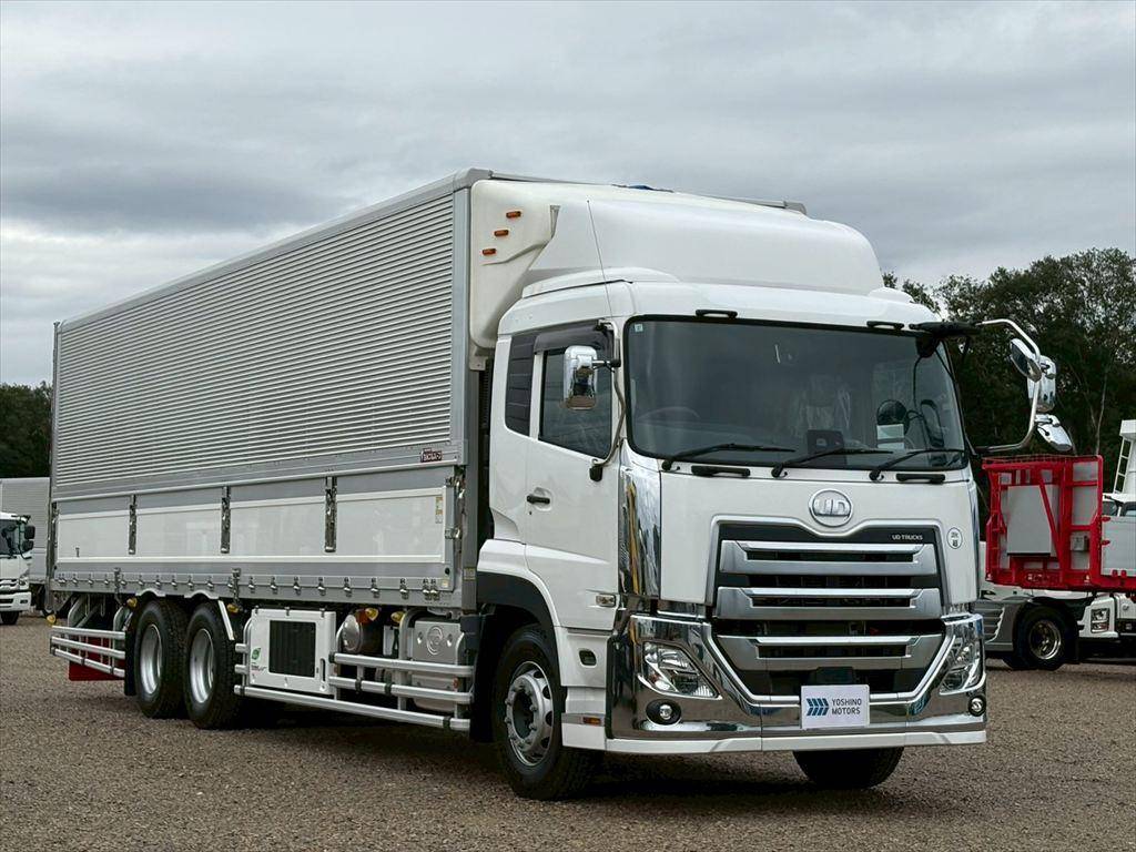 UDトラックスクオン冷蔵冷凍ウイング大型（10t）[写真02]