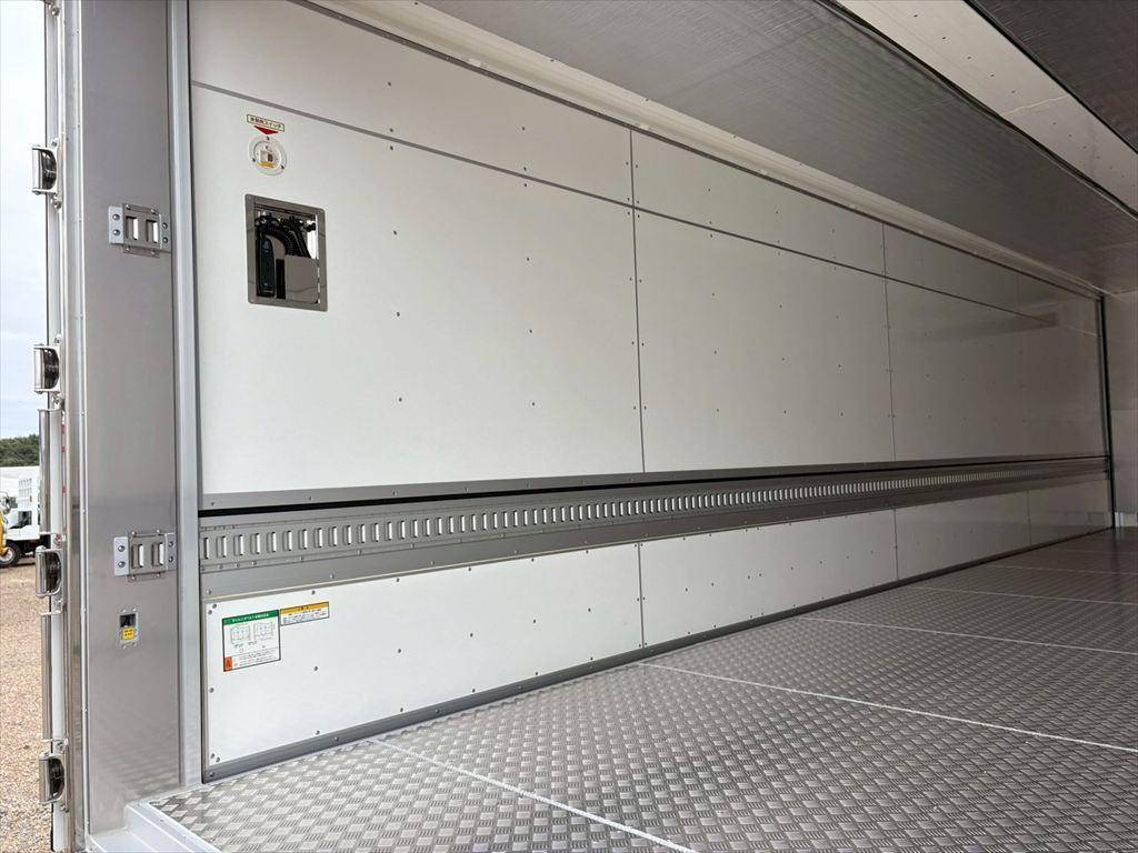 UDトラックスクオン冷蔵冷凍ウイング大型（10t）[写真09]