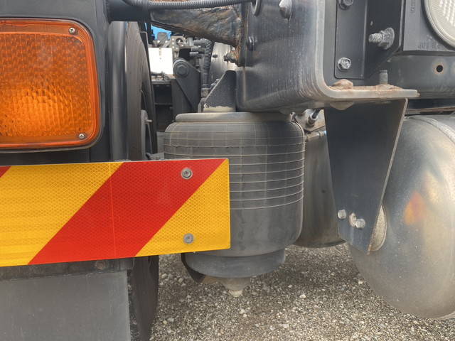 UDトラックスクオントレーラーヘッド（トラクターヘッド）大型（10t）[写真12]