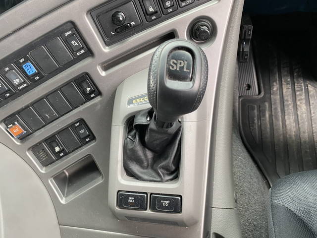 UDトラックスクオントレーラーヘッド（トラクターヘッド）大型（10t）[写真20]