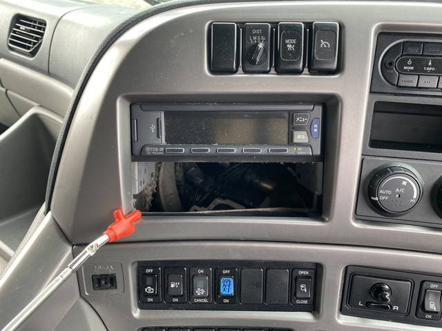 UDトラックスクオントレーラーヘッド（トラクターヘッド）大型（10t）[写真38]