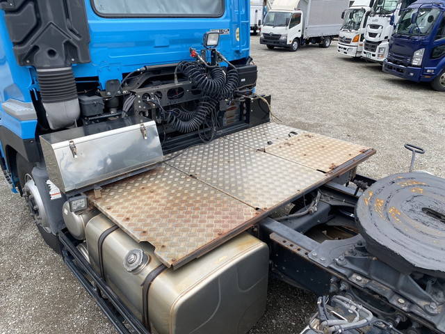 UDトラックスクオントレーラーヘッド（トラクターヘッド）大型（10t）[写真09]