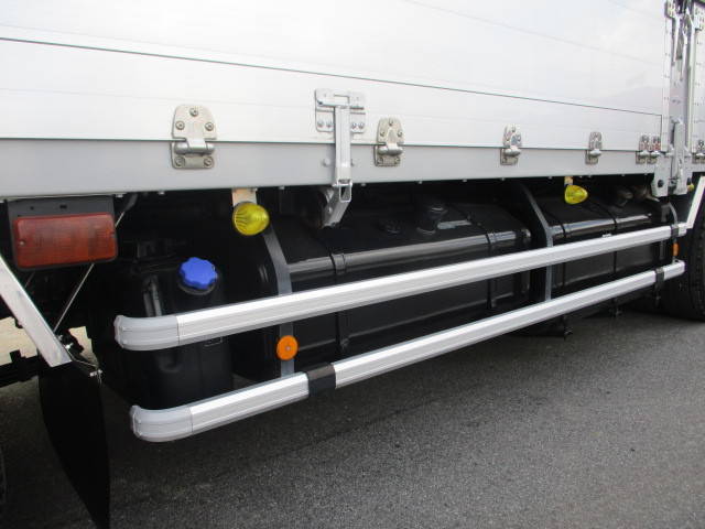 いすゞギガアルミウイング大型（10t）[写真10]