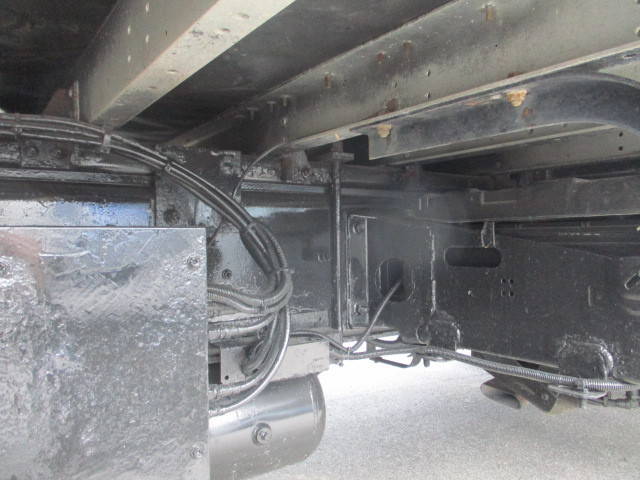 いすゞギガアルミウイング大型（10t）[写真15]