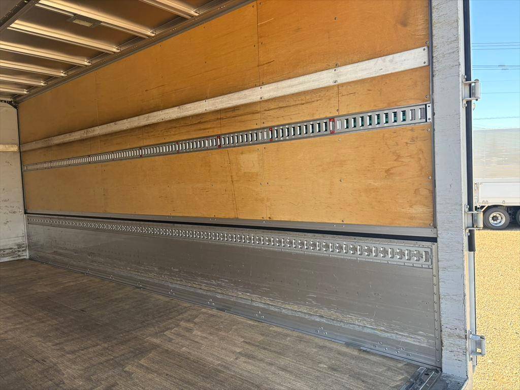 いすゞフォワードアルミウイング中型（4t）[写真10]