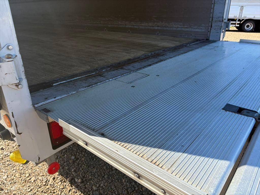 いすゞフォワードアルミウイング中型（4t）[写真13]