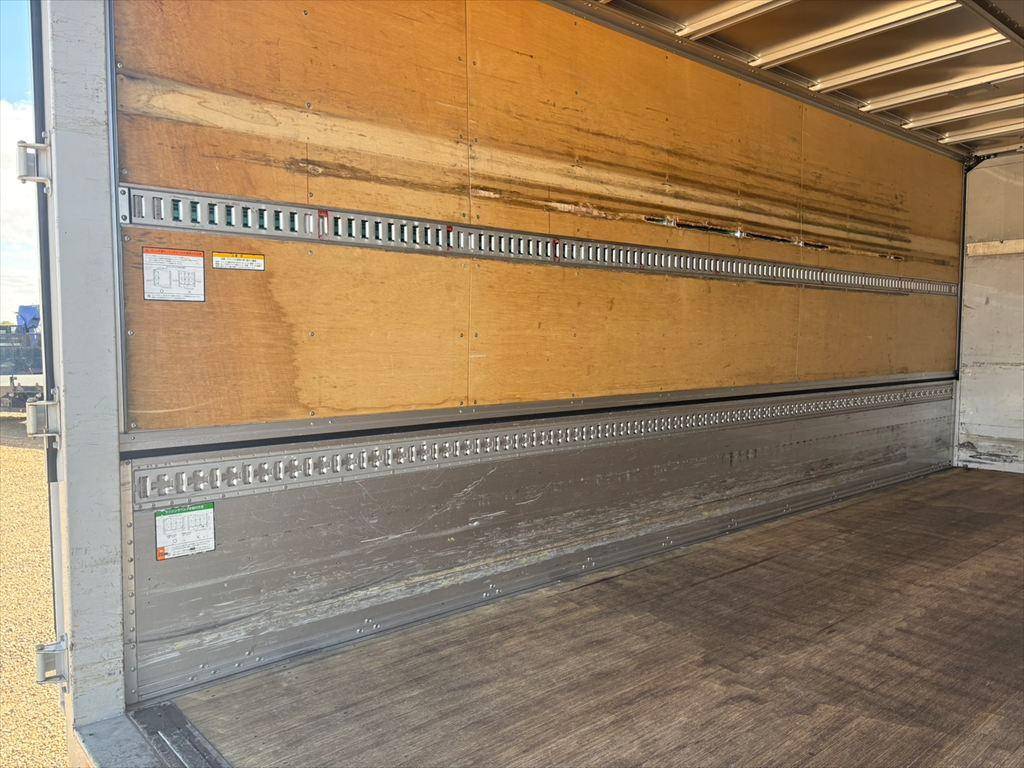 いすゞフォワードアルミウイング中型（4t）[写真09]