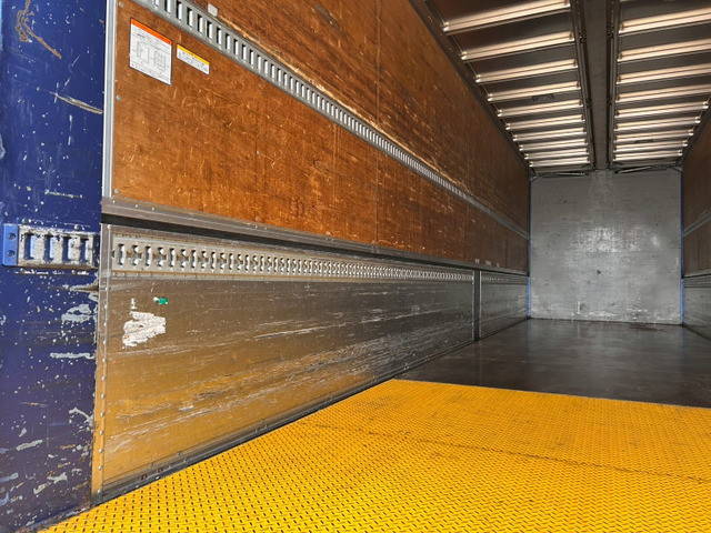 いすゞギガアルミウイング大型（10t）[写真11]