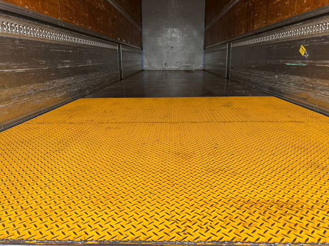 いすゞギガアルミウイング大型（10t）[写真12]