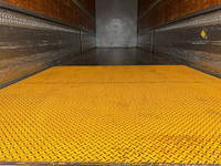 いすゞギガアルミウイング大型（10t）[写真13]