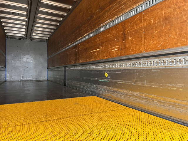 いすゞギガアルミウイング大型（10t）[写真13]