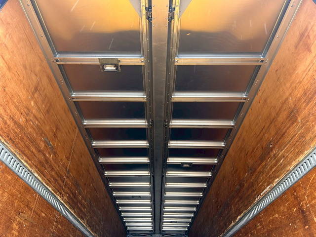 いすゞギガアルミウイング大型（10t）[写真14]