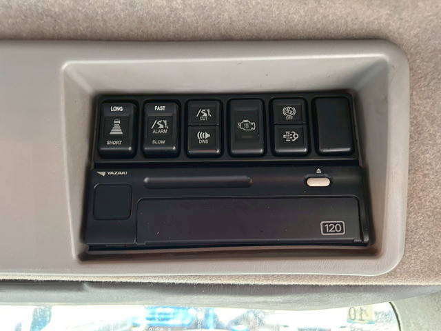 いすゞギガアルミウイング大型（10t）[写真24]