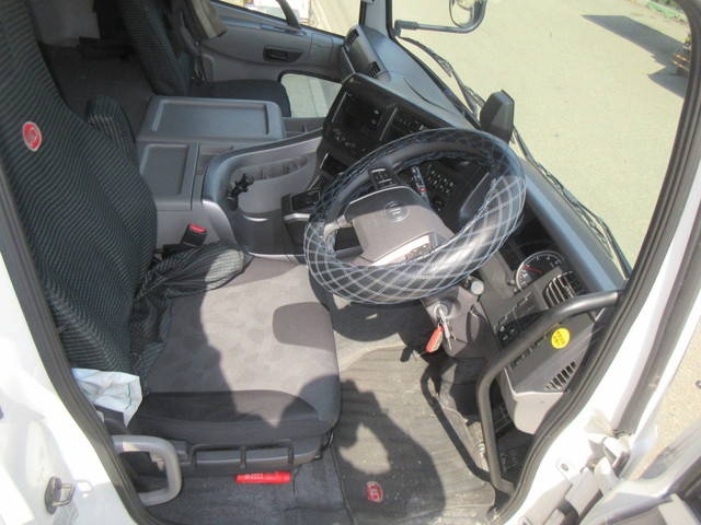 UDトラックスクオントレーラーヘッド（トラクターヘッド）大型（10t）[写真23]