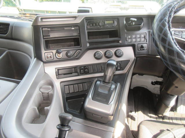 UDトラックスクオントレーラーヘッド（トラクターヘッド）大型（10t）[写真24]