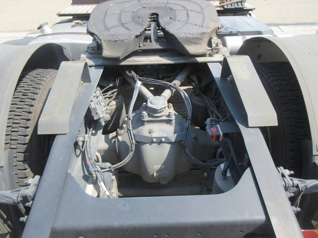 UDトラックスクオントレーラーヘッド（トラクターヘッド）大型（10t）[写真06]