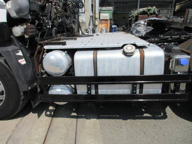 UDトラックスクオントレーラーヘッド（トラクターヘッド）大型（10t）[写真08]