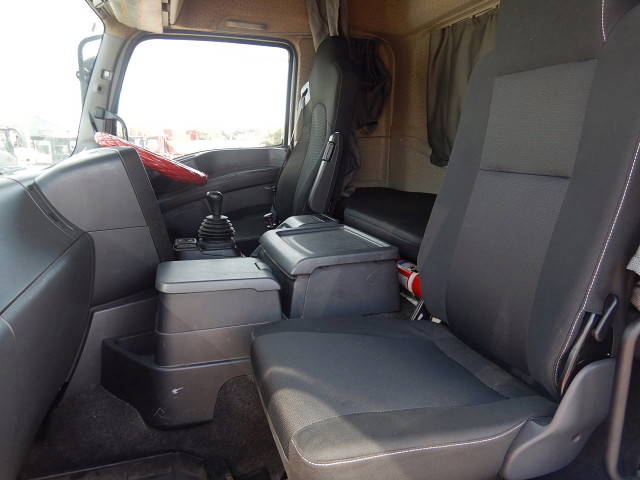 いすゞギガアルミウイング大型（10t）[写真24]