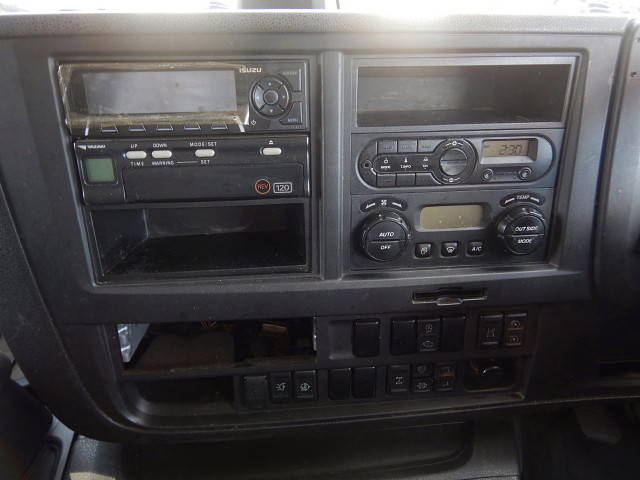 いすゞギガアルミウイング大型（10t）[写真27]