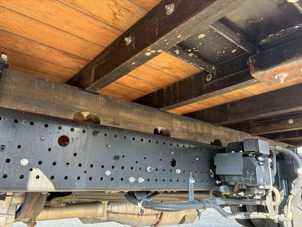 いすゞフォワード平ボディ中型（4t）[写真11]