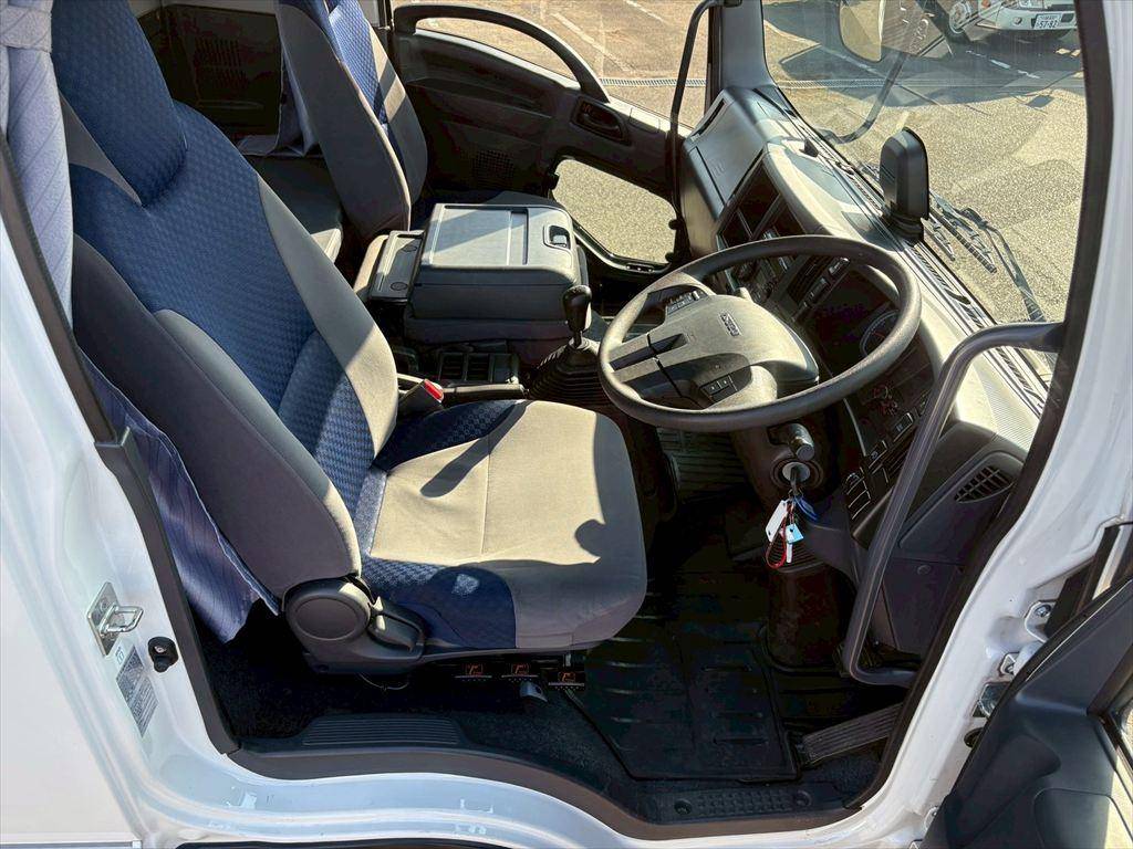 いすゞフォワード平ボディ中型（4t）[写真18]