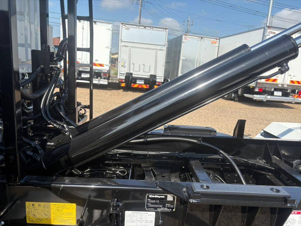 三菱ふそうキャンターコンテナ専用車小型（2t・3t）[写真10]