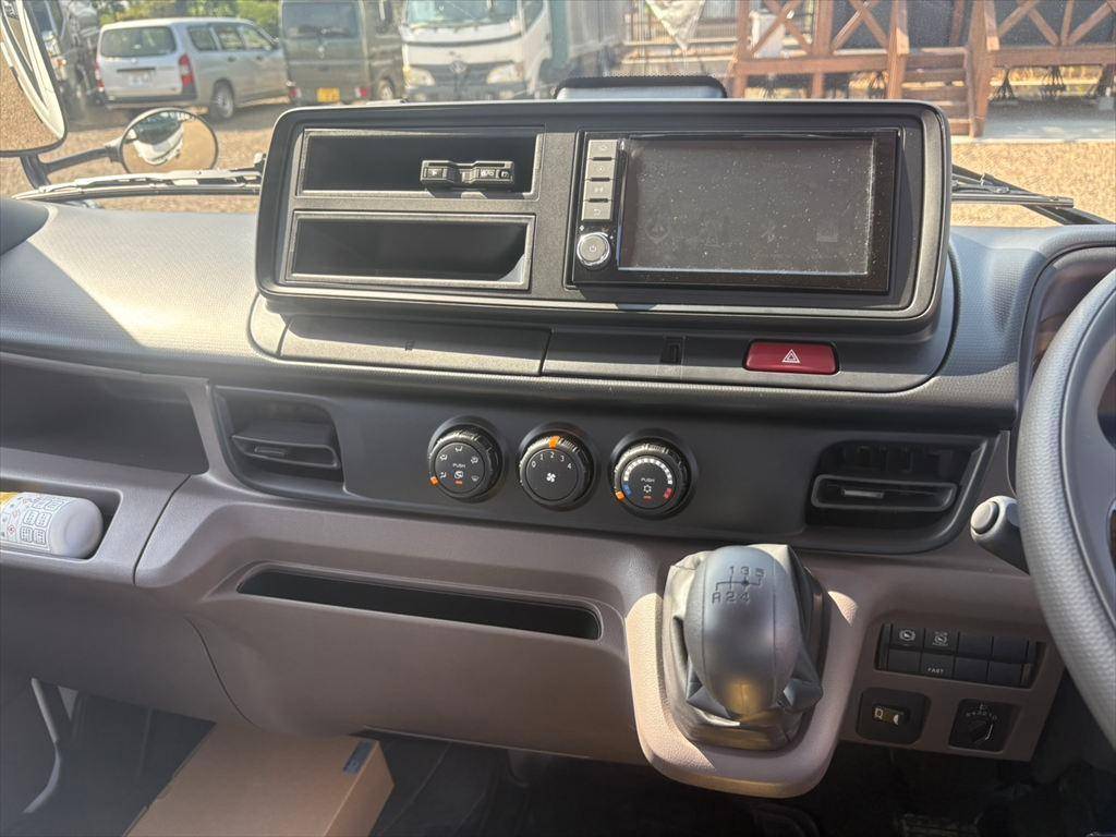 三菱ふそうキャンターコンテナ専用車小型（2t・3t）[写真21]