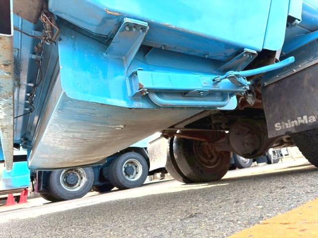 いすゞフォワードパッカー車（塵芥車）中型（4t）[写真19]