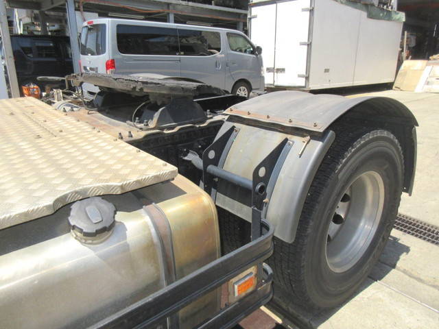 UDトラックスクオントレーラーヘッド（トラクターヘッド）大型（10t）[写真12]