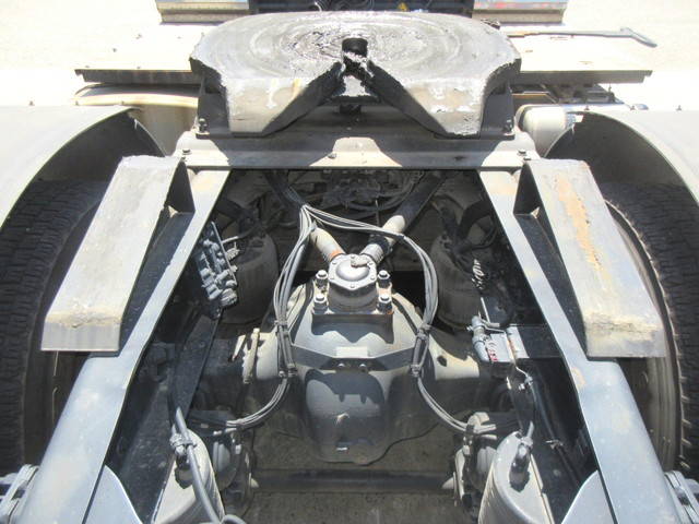 UDトラックスクオントレーラーヘッド（トラクターヘッド）大型（10t）[写真06]