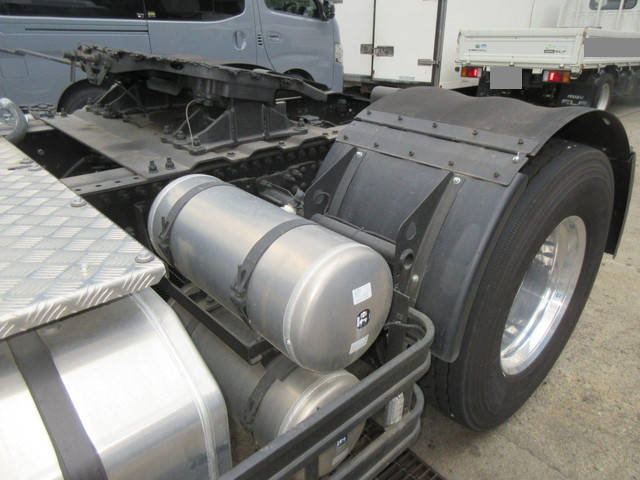 UDトラックスクオントレーラーヘッド（トラクターヘッド）大型（10t）[写真12]