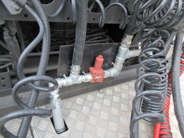 UDトラックスクオントレーラーヘッド（トラクターヘッド）大型（10t）[写真14]